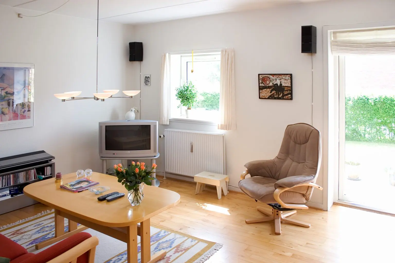 stue med bord, lænestole og tv