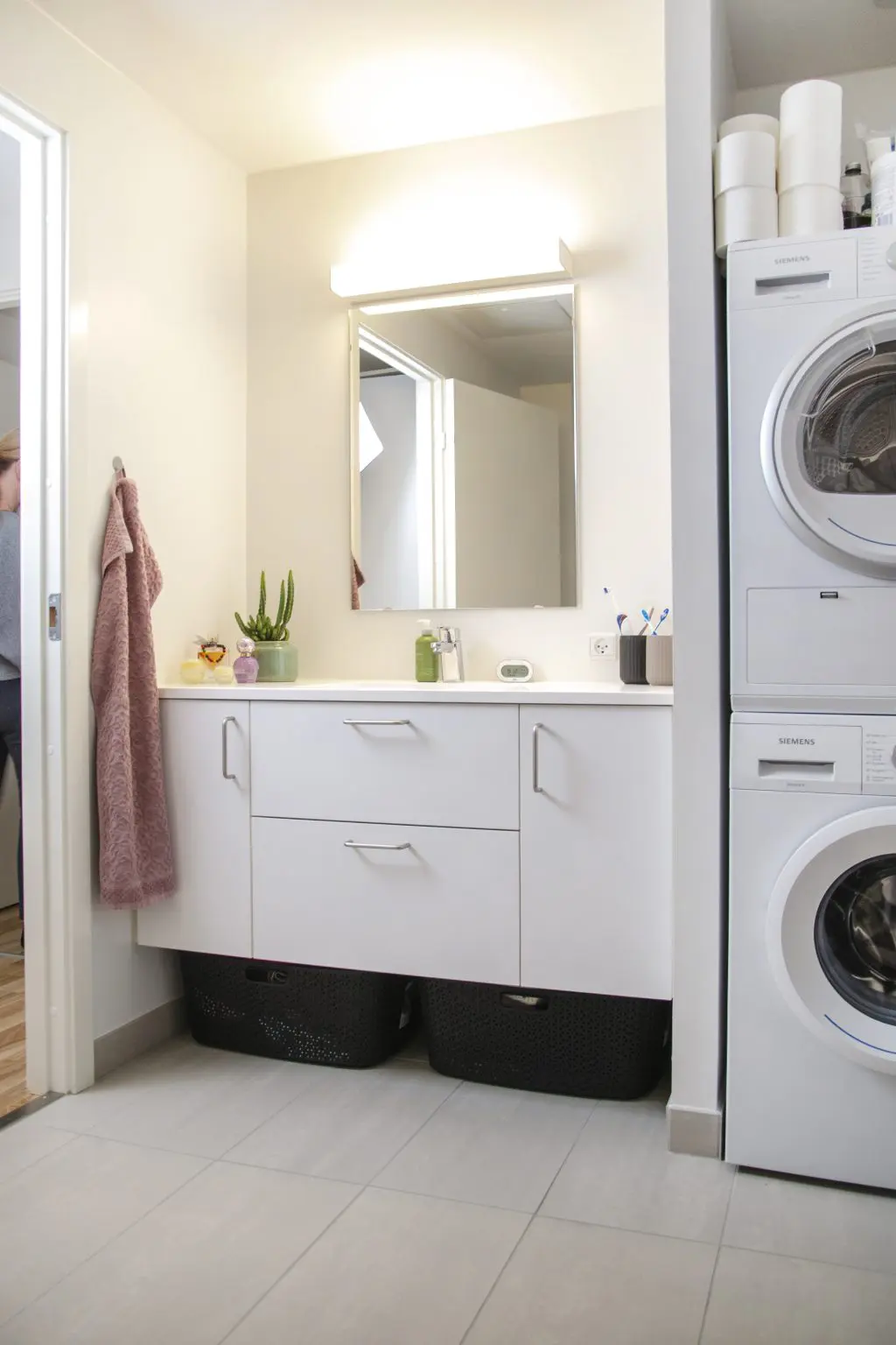 Håndvask Og Vaskesøjle Portræt Anden Vinkel